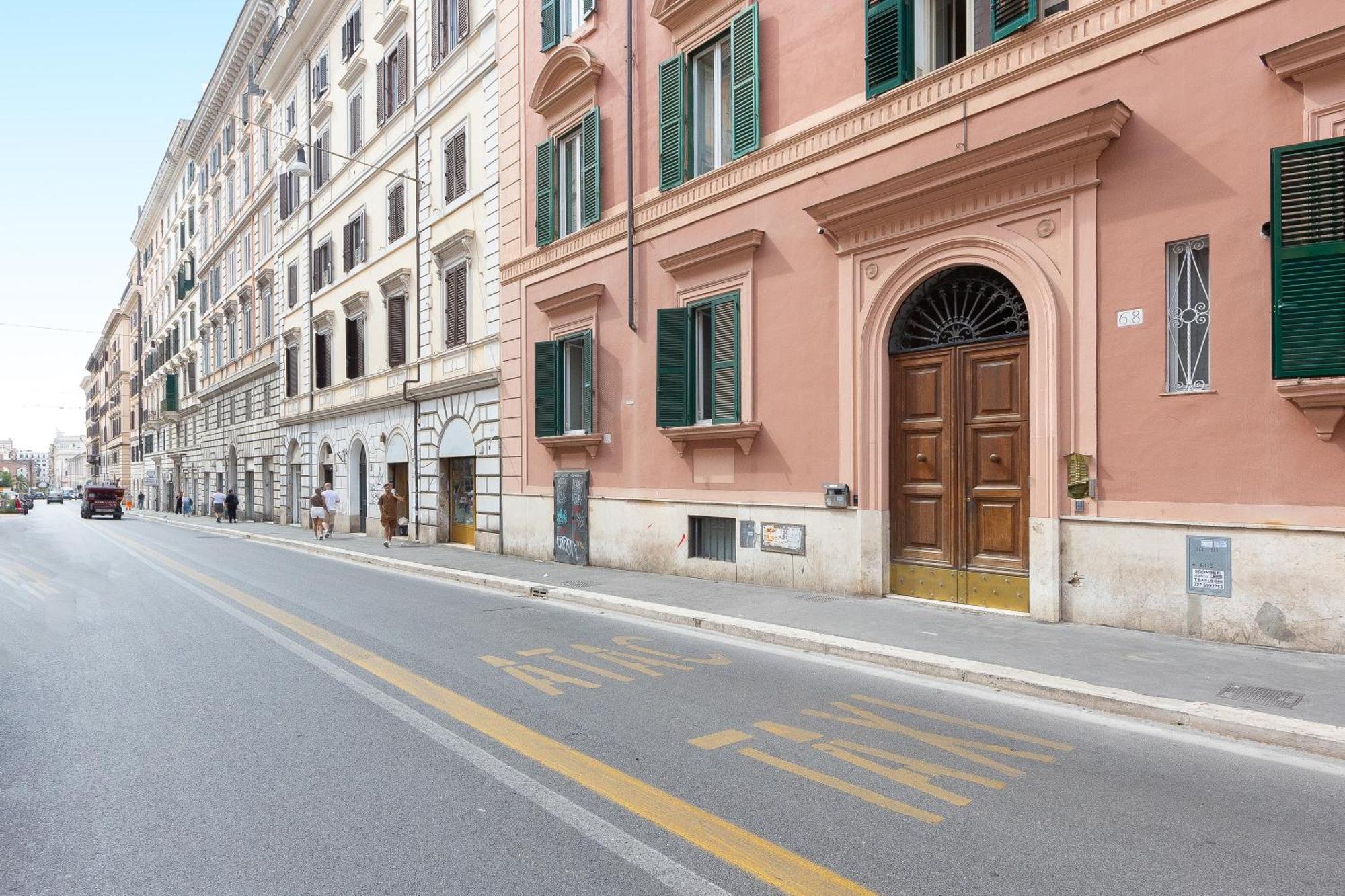 Iron Cityaus Termini Rome Exterior photo